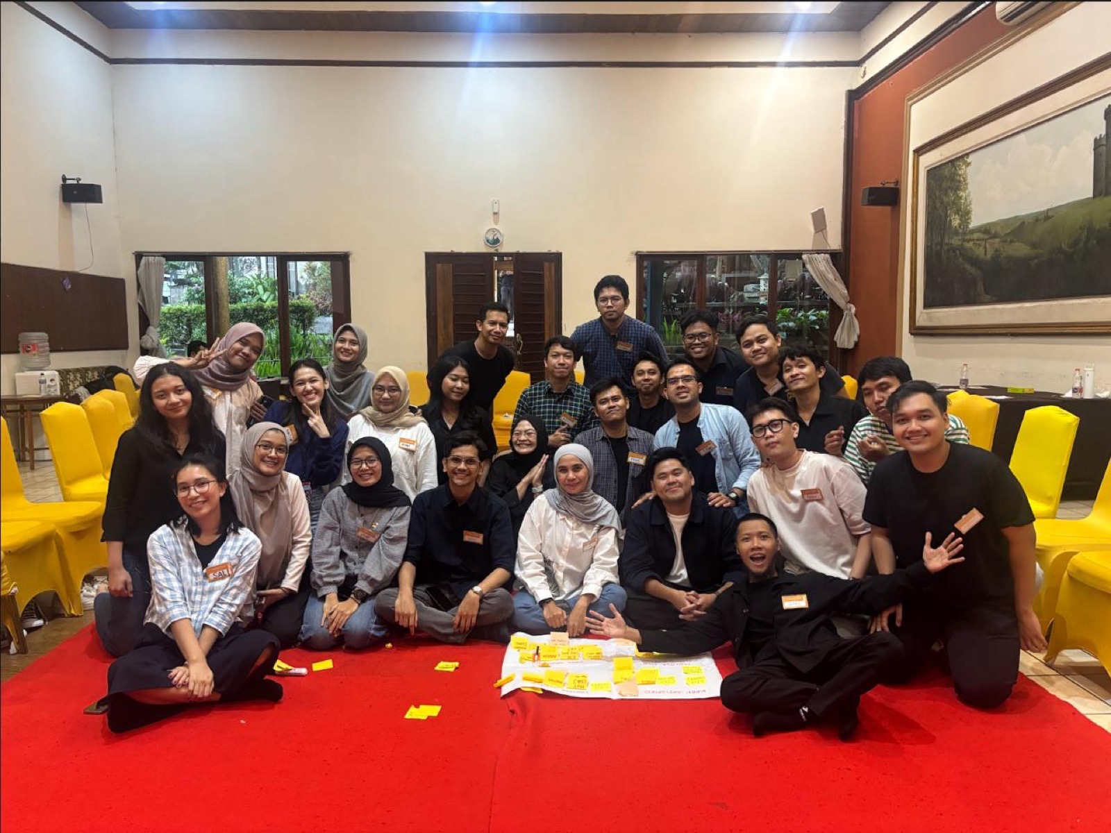 Foto gathering tim saat sesi indoor.